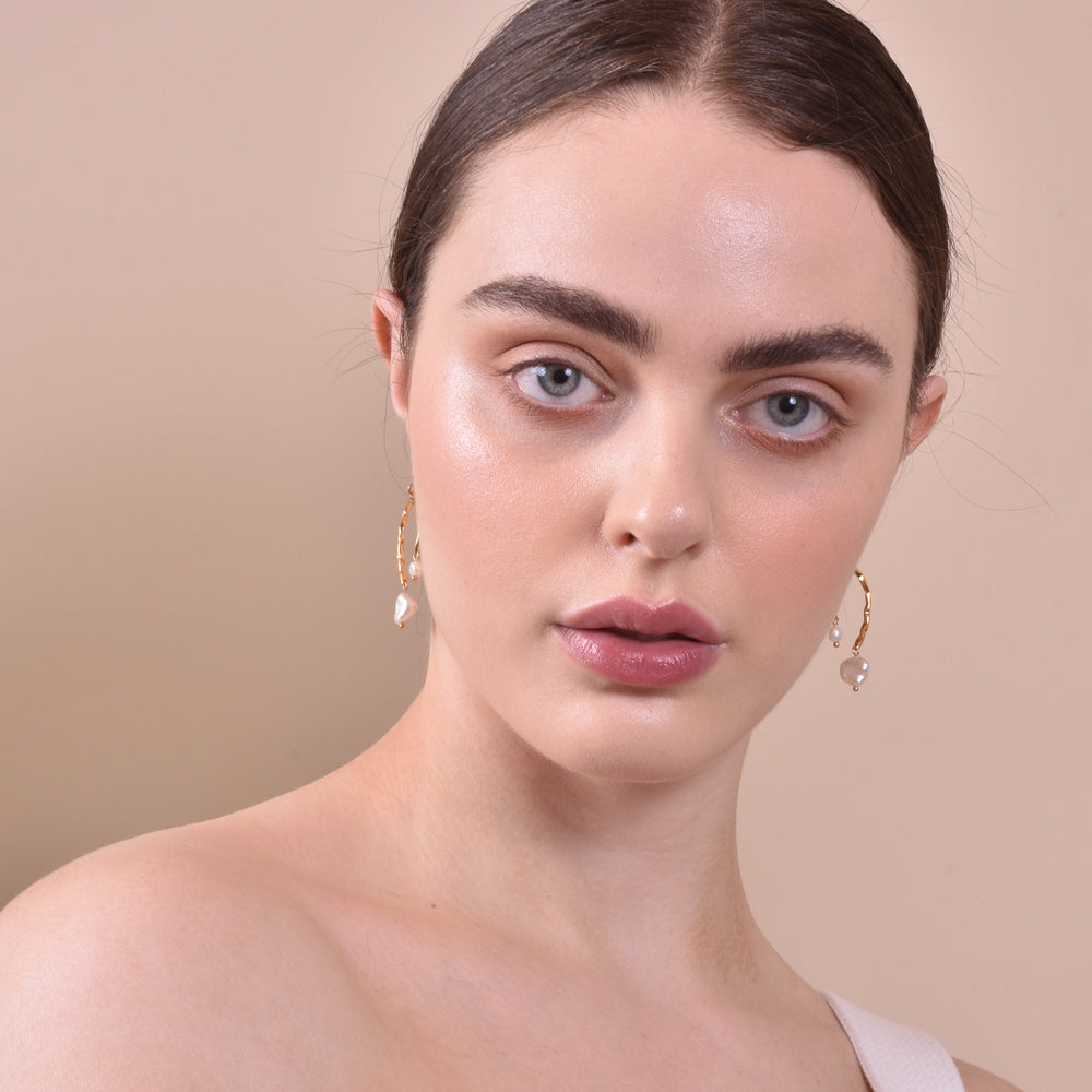 Culturesse Everleigh Gold Pearl Arch Earrings
