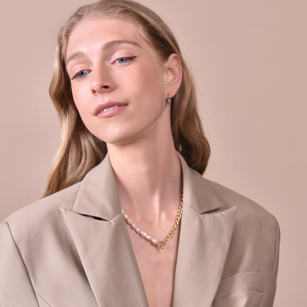 Culturesse Jana Pearl Chain Toggle Bar Necklace