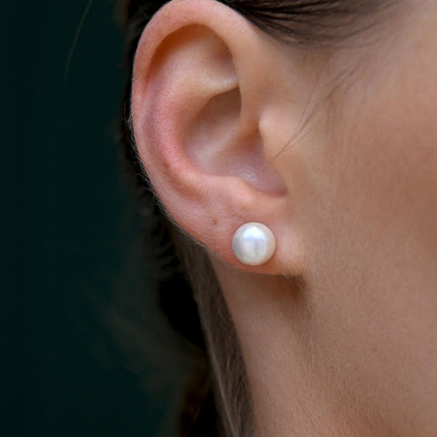 Culturesse Ora Freshwater Pearl Stud Earrings (Silver Posts)