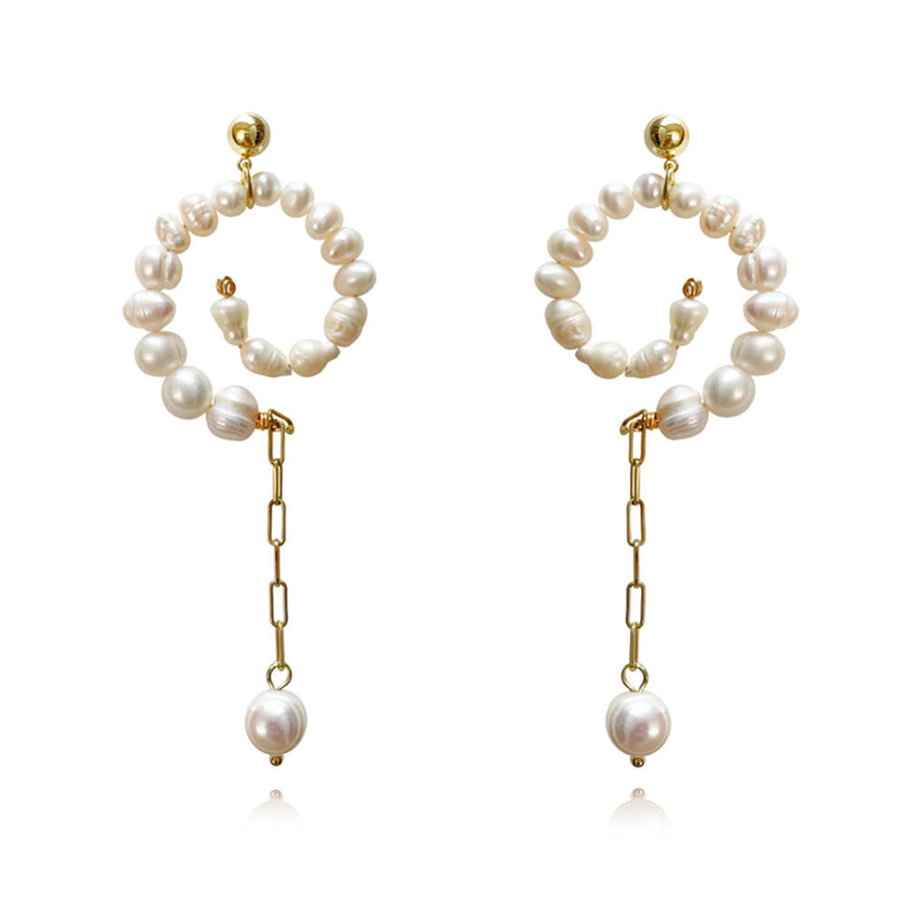 Culturesse Astoria Pearl Spiral Earrings