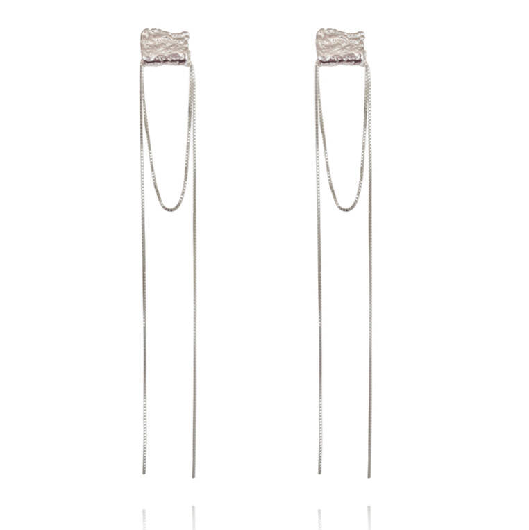 Culturesse Murphy Sculpture Wrap Tassel Earrings (Silver)