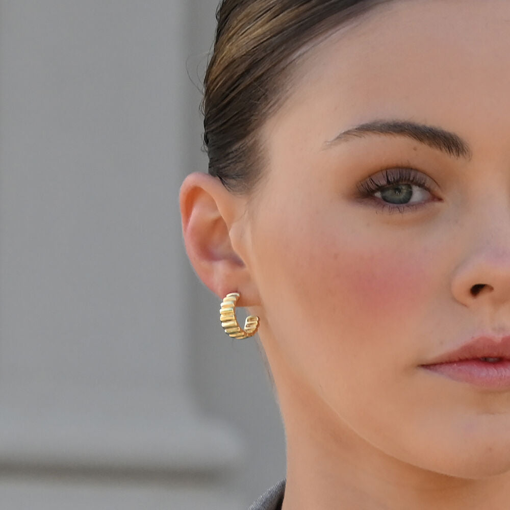 Culturesse Kahlo Ribbed Crescent Hoop Earrings (Gold)
