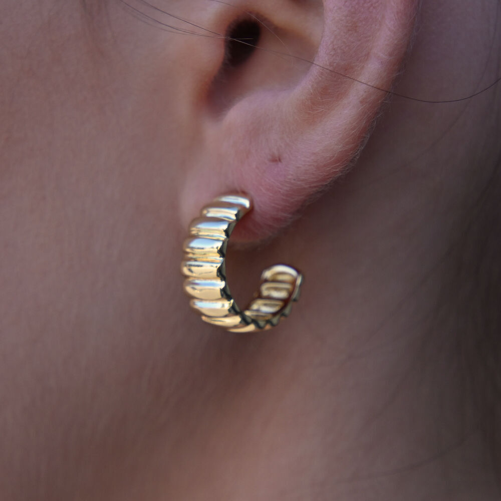 Culturesse Kahlo Ribbed Crescent Hoop Earrings (Gold)