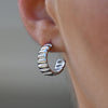 Culturesse Kahlo Ribbed Crescent Hoop Earrings (Silver)