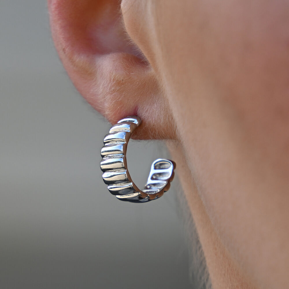 Culturesse Kahlo Ribbed Crescent Hoop Earrings (Silver)