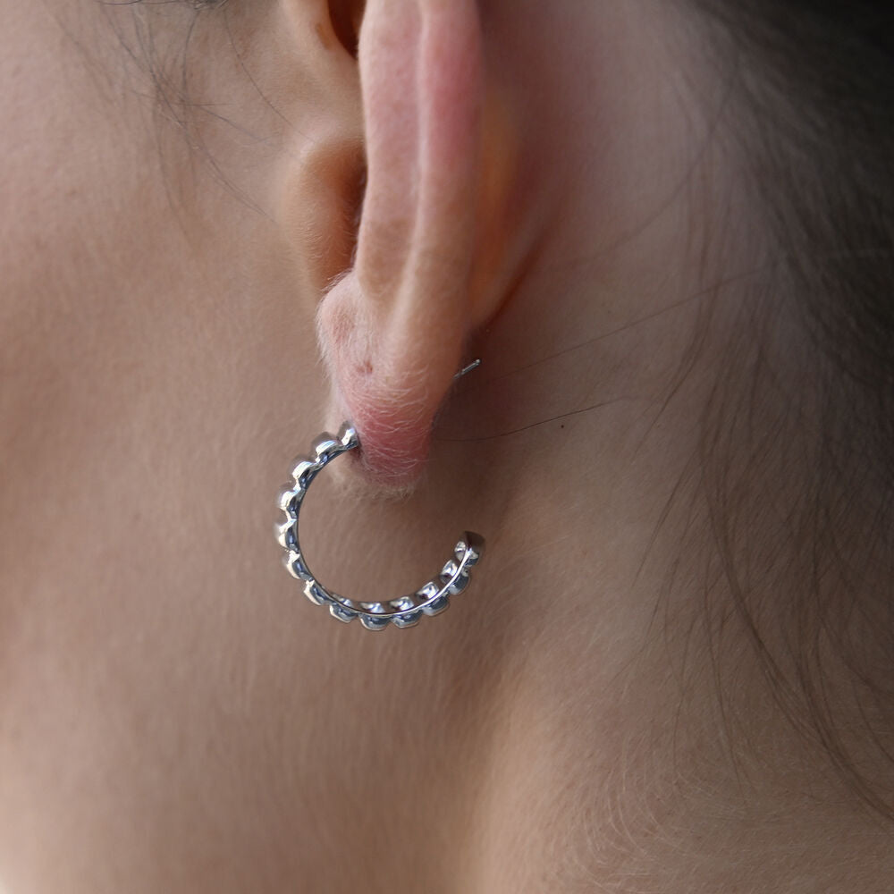 Culturesse Kahlo Ribbed Crescent Hoop Earrings (Silver)