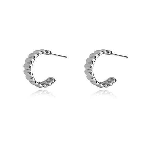 Culturesse Kahlo Ribbed Crescent Hoop Earrings (Silver)