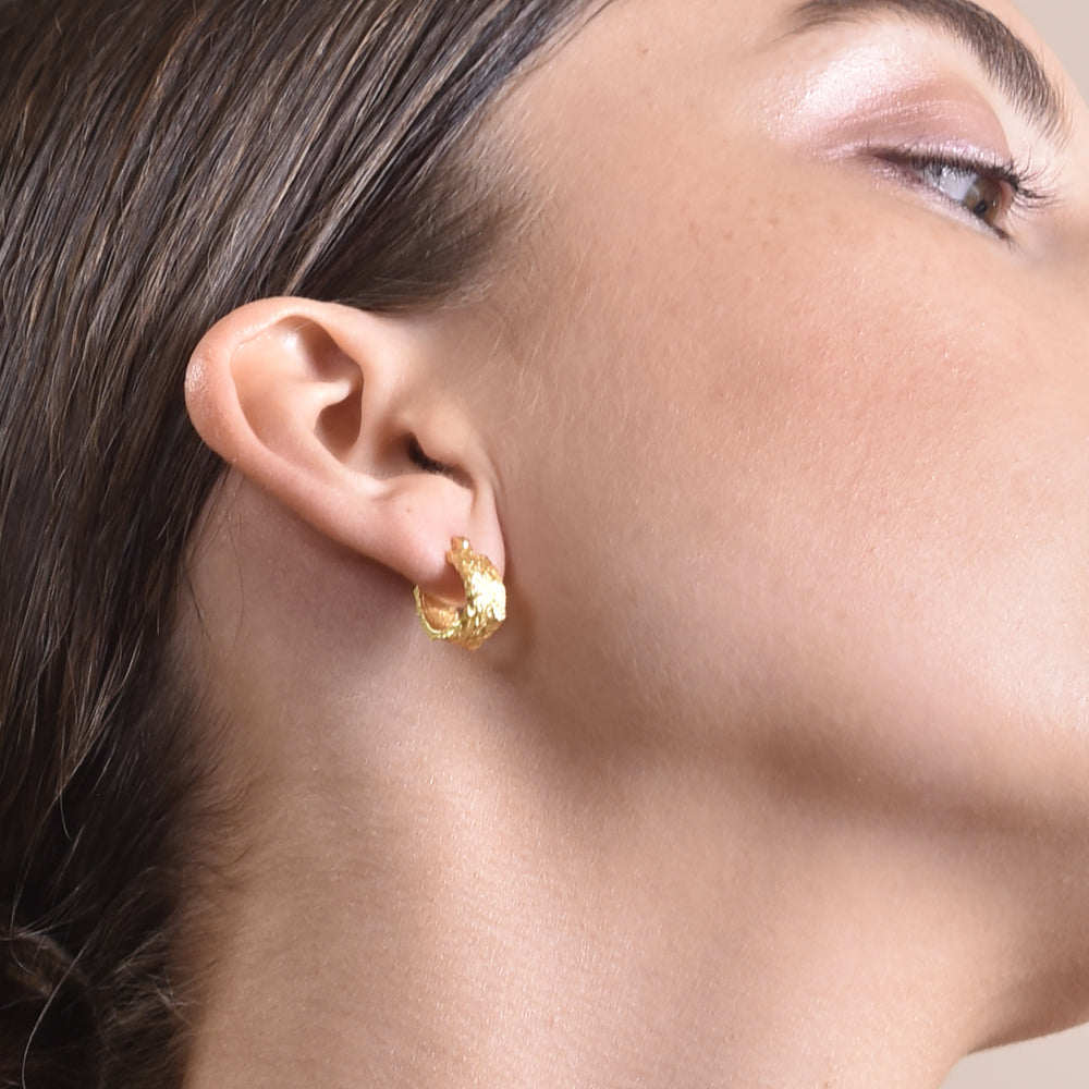 Culturesse Olli Textured Sculpture Huggie Earrings (Gold Vermeil)
