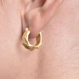 Culturesse Olli Textured Sculpture Huggie Earrings (Gold Vermeil)