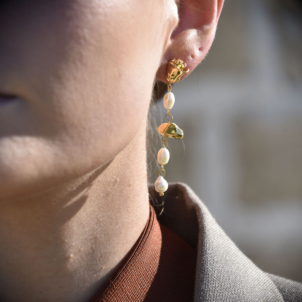 Culturesse Apri Aesthetic Rose Pearl Drop Earrings (Gold)