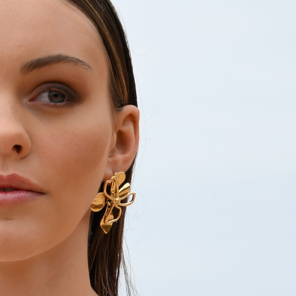 Culturesse Jolean Sculptured Flower Statement Earrings (Gold)
