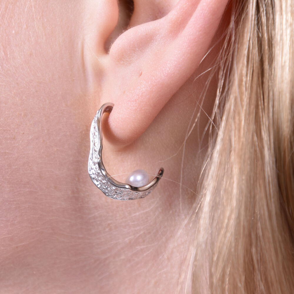 Culturesse Delmare Artsy Sculpture Curve Pearl Earrings