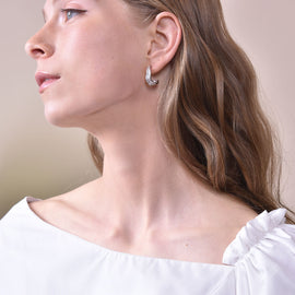 Culturesse Delmare Artsy Sculpture Curve Pearl Earrings