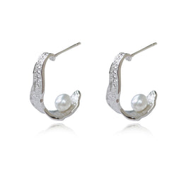 Culturesse Delmare Artsy Sculpture Curve Pearl Earrings