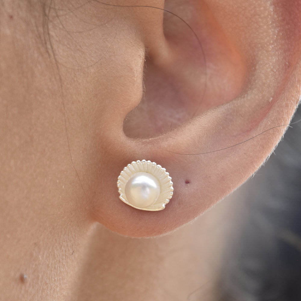 Culturesse Triana Clam Pearl Stud Earrings