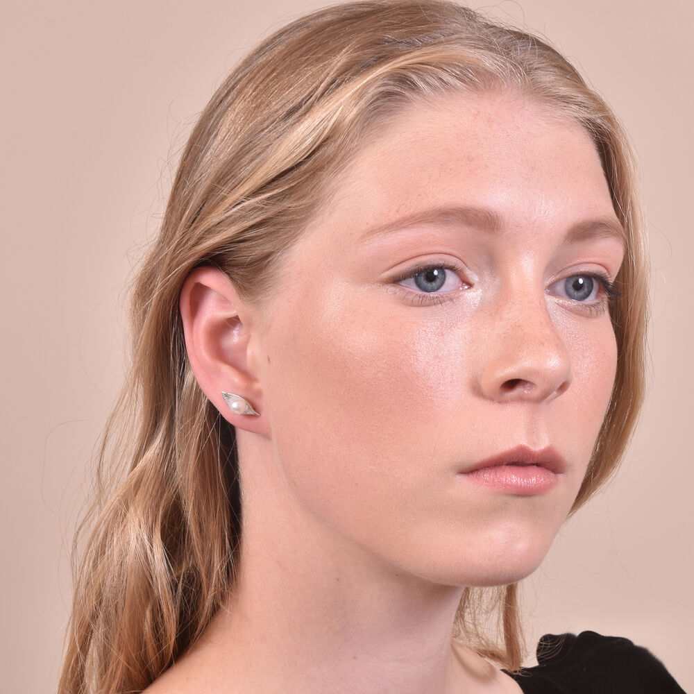 Culturesse Silvi Pearl Leaf Stud Earrings