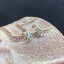 Culturesse Cami Shell Screwback Earrings