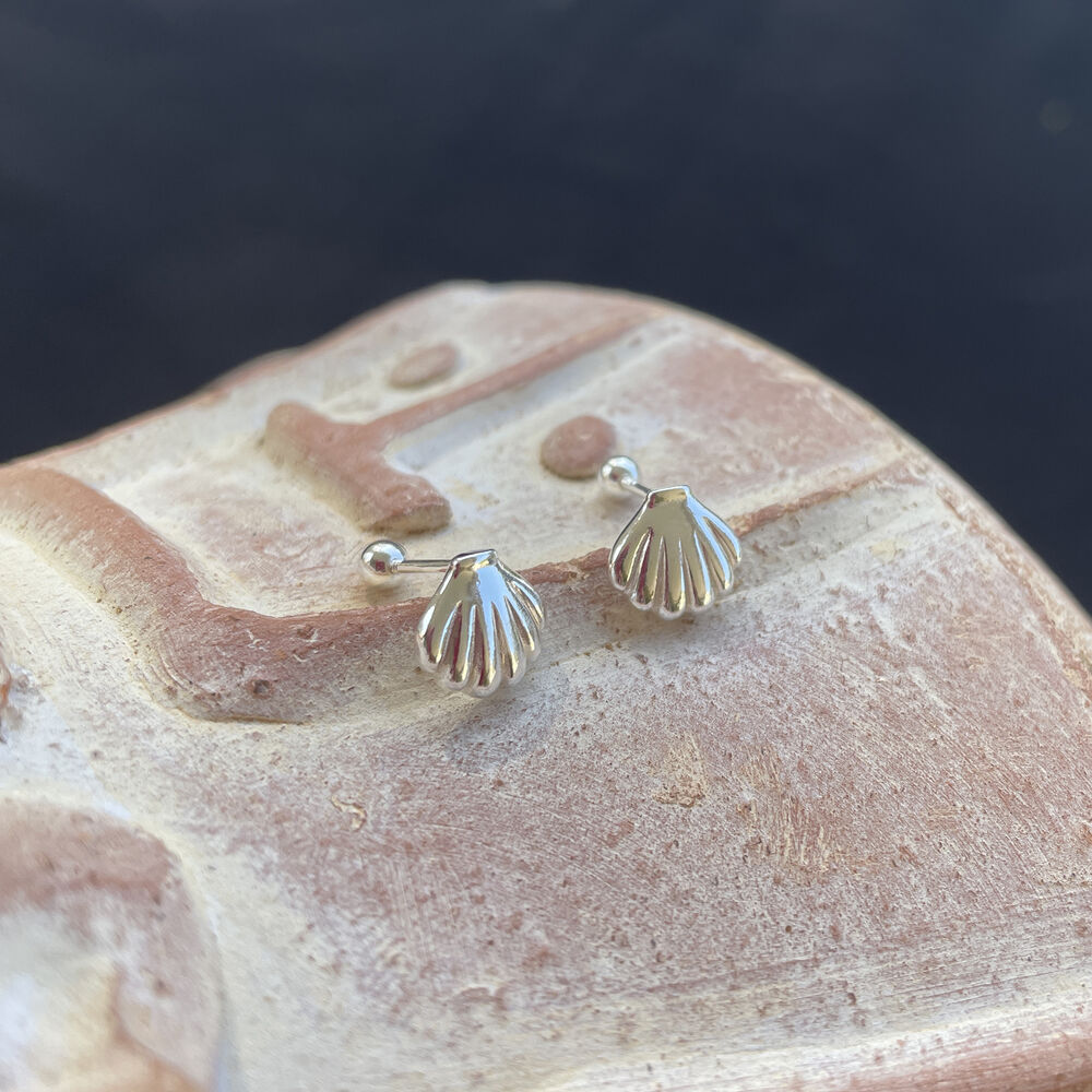Culturesse Cami Shell Screwback Earrings