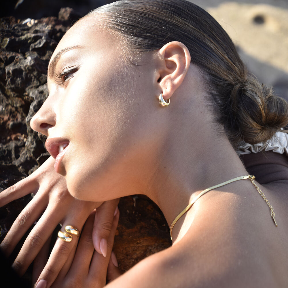 Culturesse Adalyn Star-engraved Chunky Hoop Earrings (Gold)