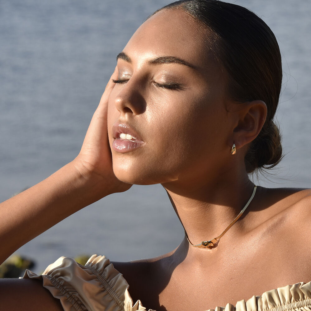 Culturesse Adalyn Star-engraved Chunky Hoop Earrings (Gold)
