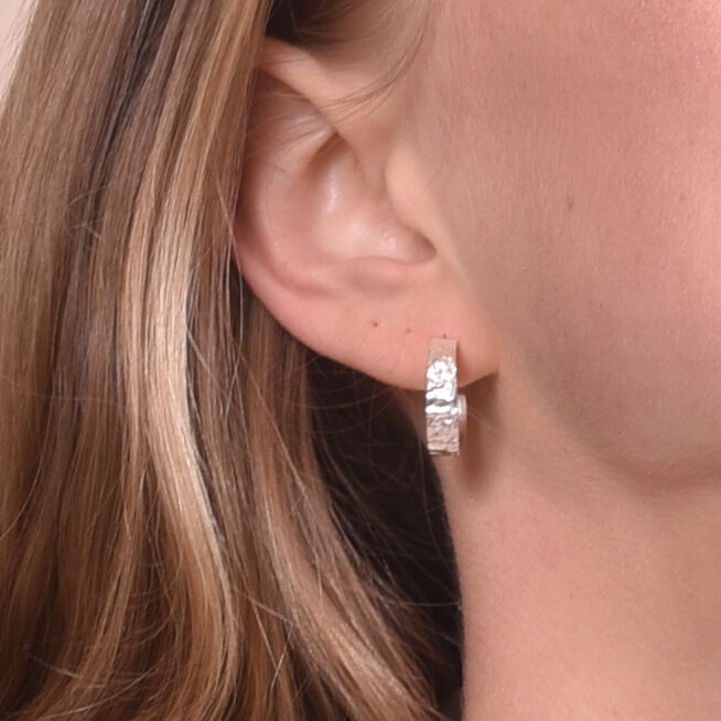 Culturesse Isador Textured Deco Hoop Earrings (Silver)