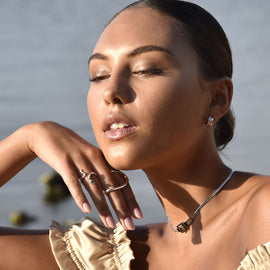 Culturesse Amaryllis Twin Flame Curved Earrings (Silver)