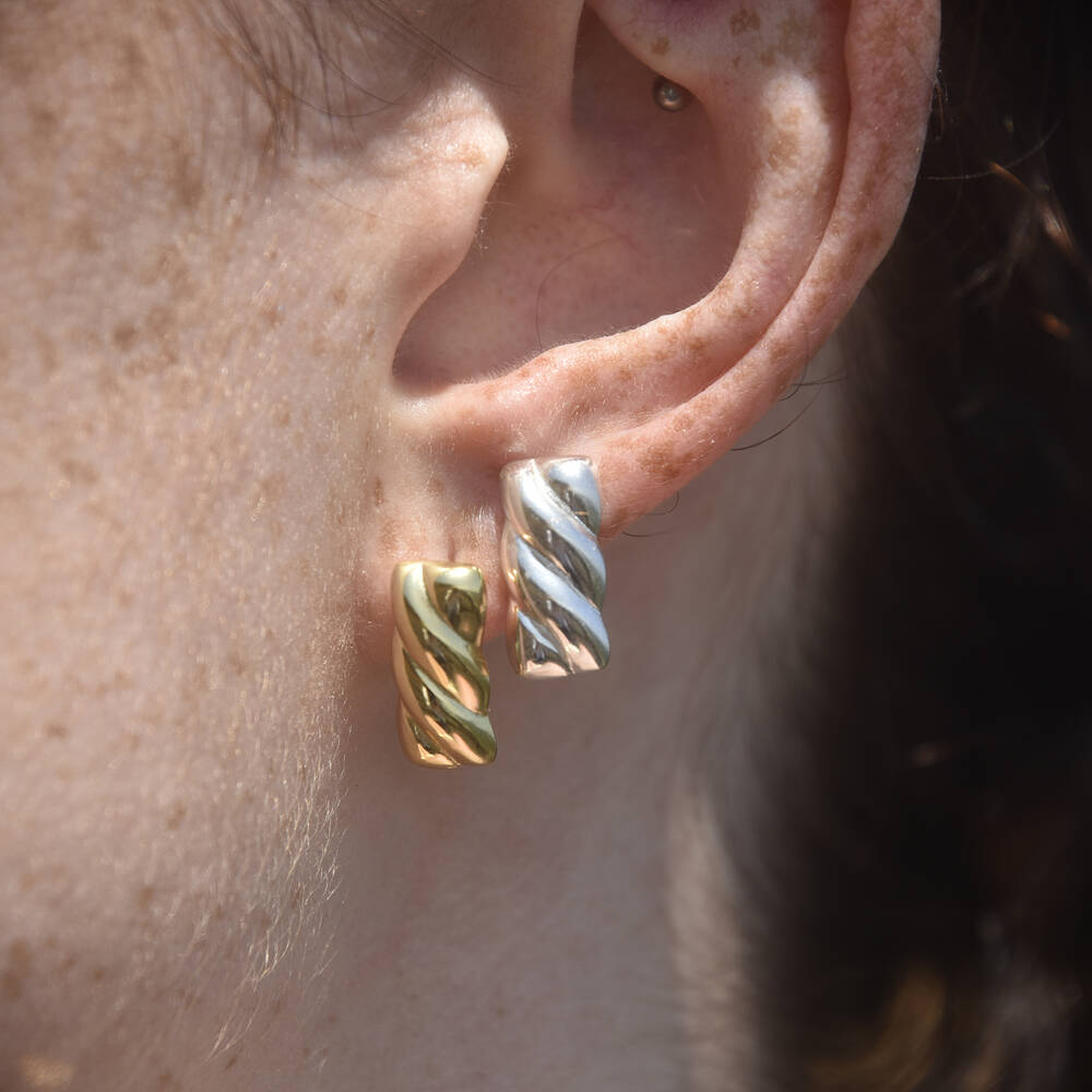 Culturesse Velma Twisted U Huggie Earrings (Gold Vermeil)