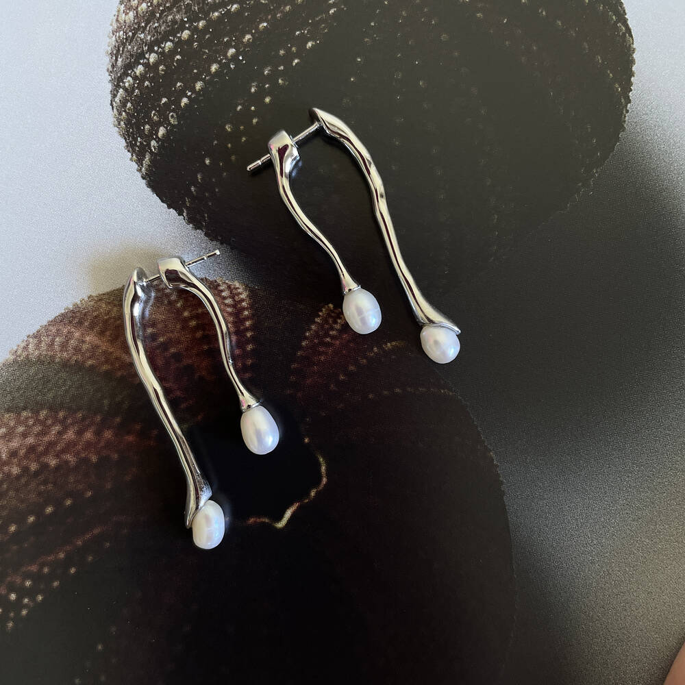 Culturesse Alique Wavy Line Pearl Drop Earrings (Silver)