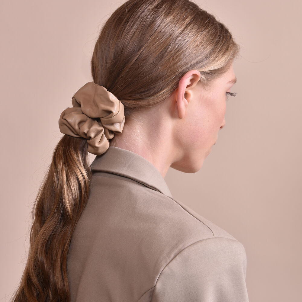 Culturesse Aveline Leather Scrunchie (Tan Large)
