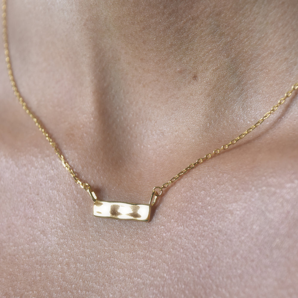 Culturesse Alva Minimal Muse Bar Pendant Necklace (Gold Vermeil)