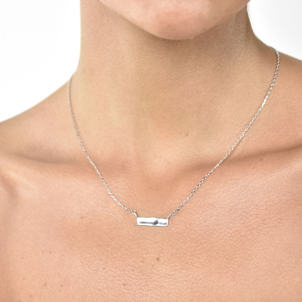 Culturesse Alva Minimal Muse Bar Pendant Necklace (Silver)