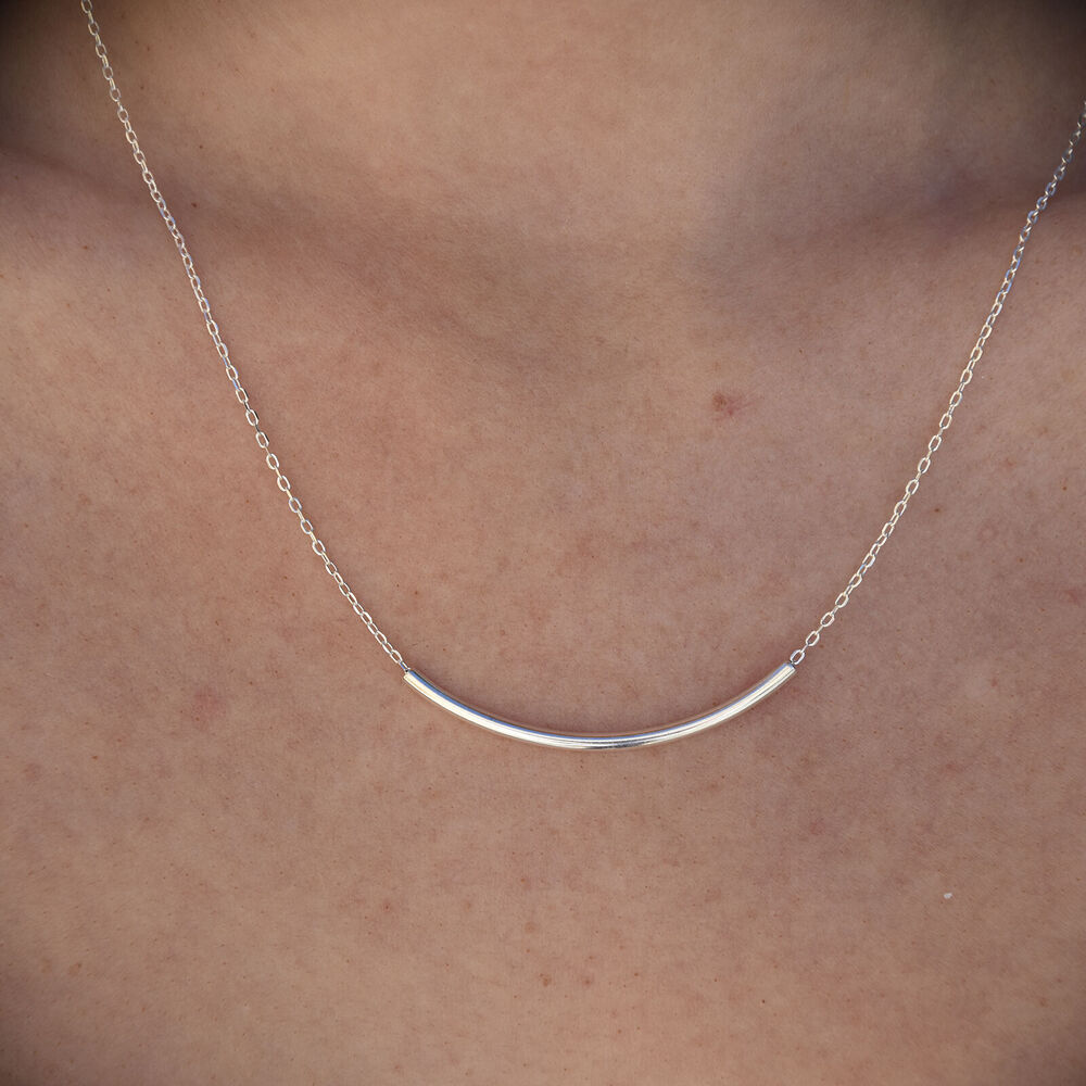 Culturesse Sebier Curved Bar Pendant Necklace (Silver)
