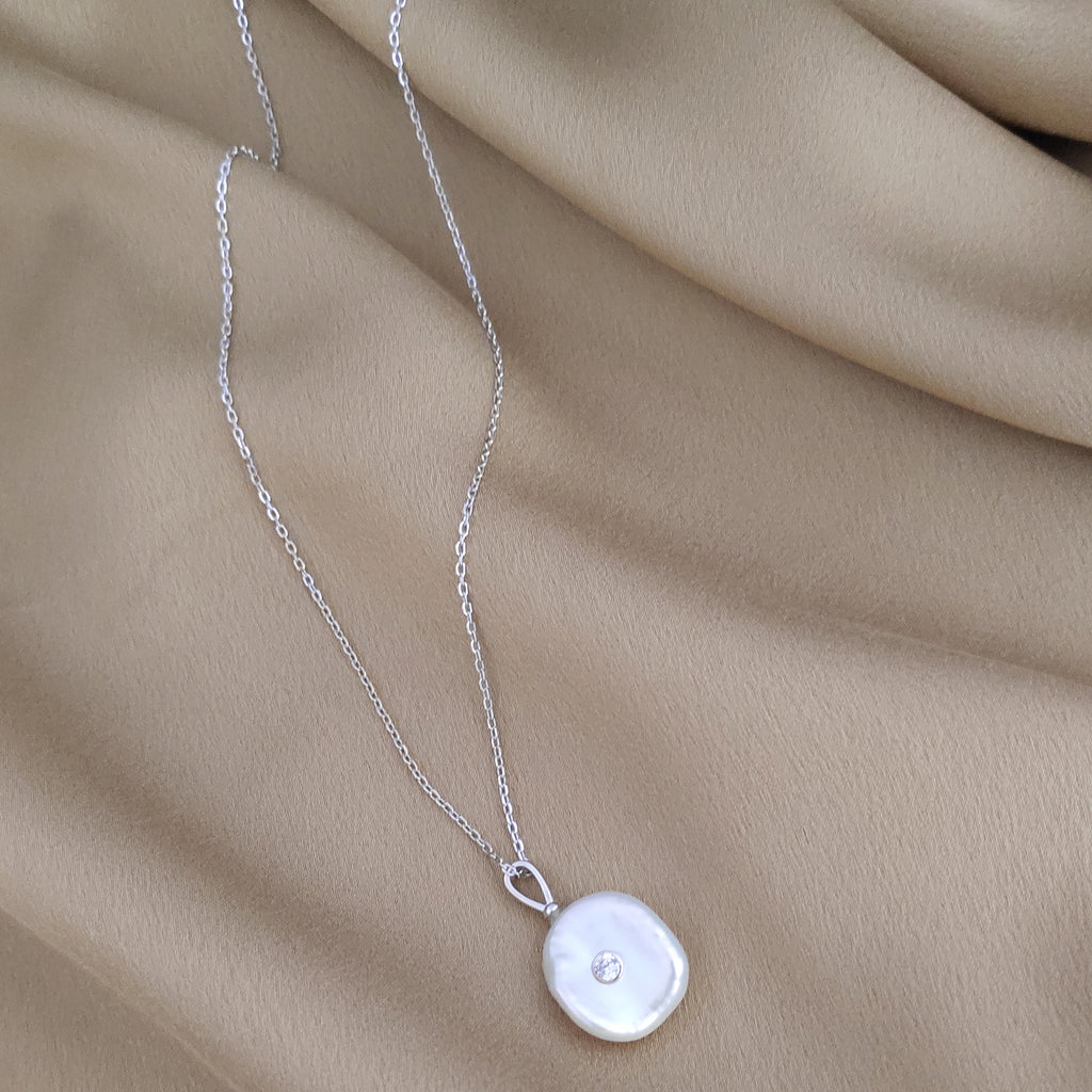 Culturesse Eve Pearl Pendant Necklace