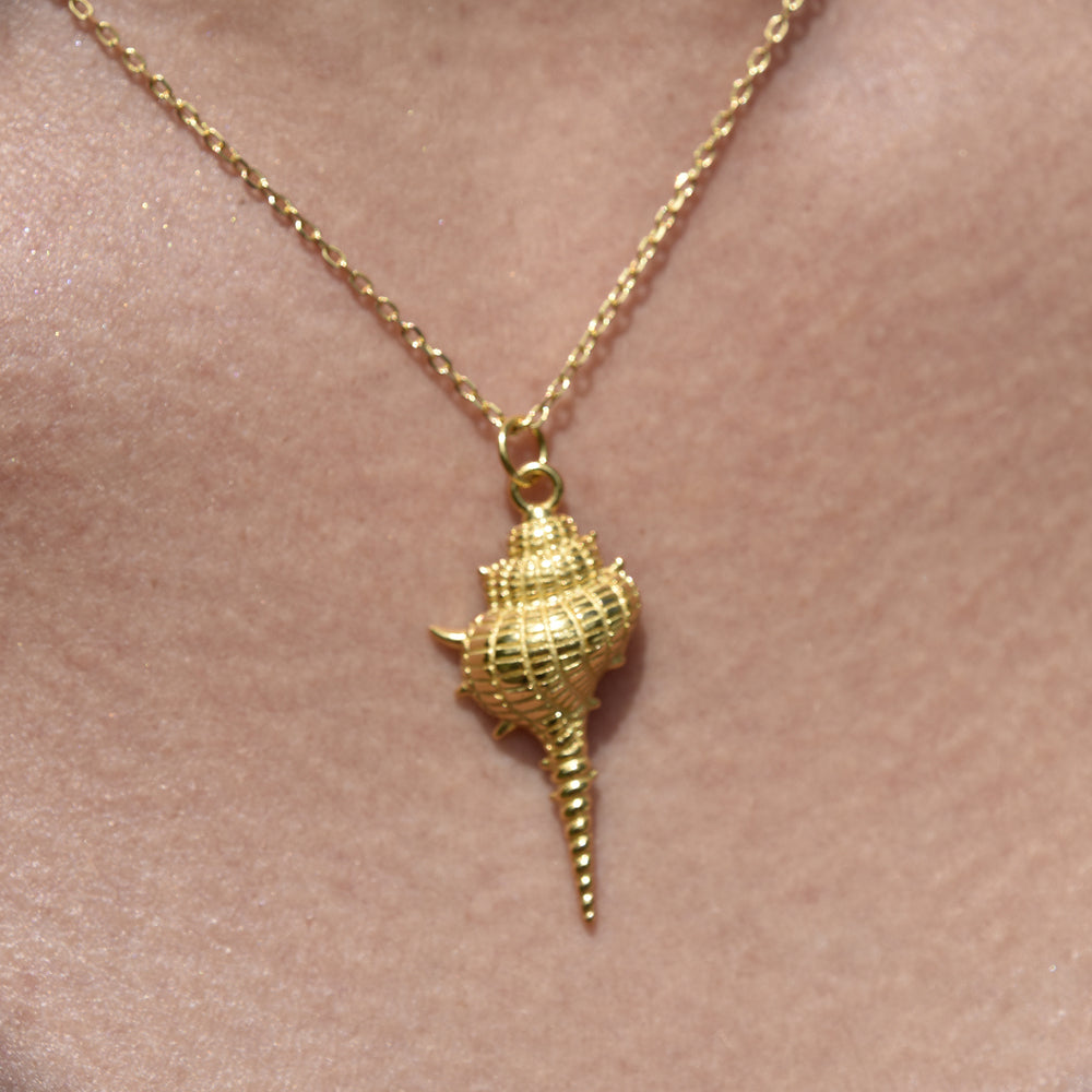 Culturesse Coralia Coastal Muse Shell Pendant Necklace (Gold Vermeil)