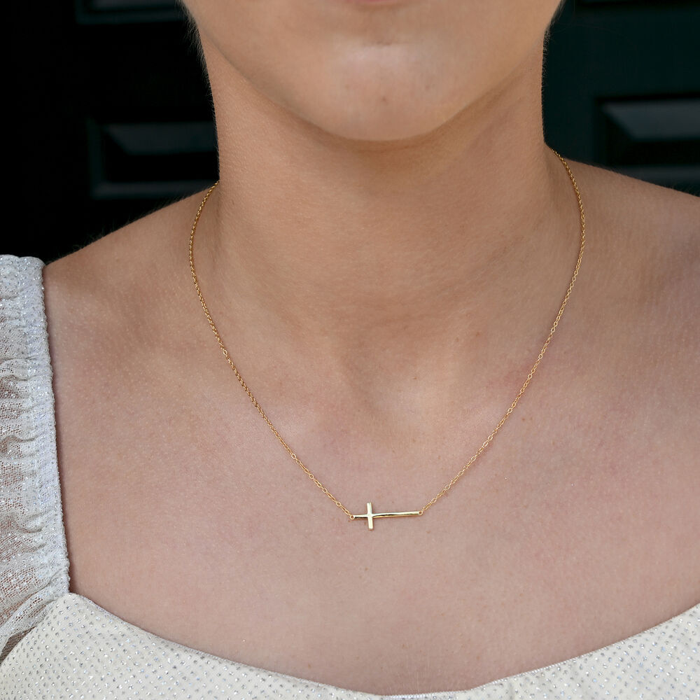 Culturesse Trine Cross Pendant Necklace (Gold)