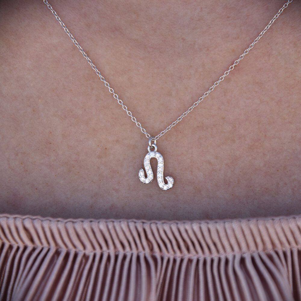 Culturesse Leo Diamante Pendant Necklace (Silver)