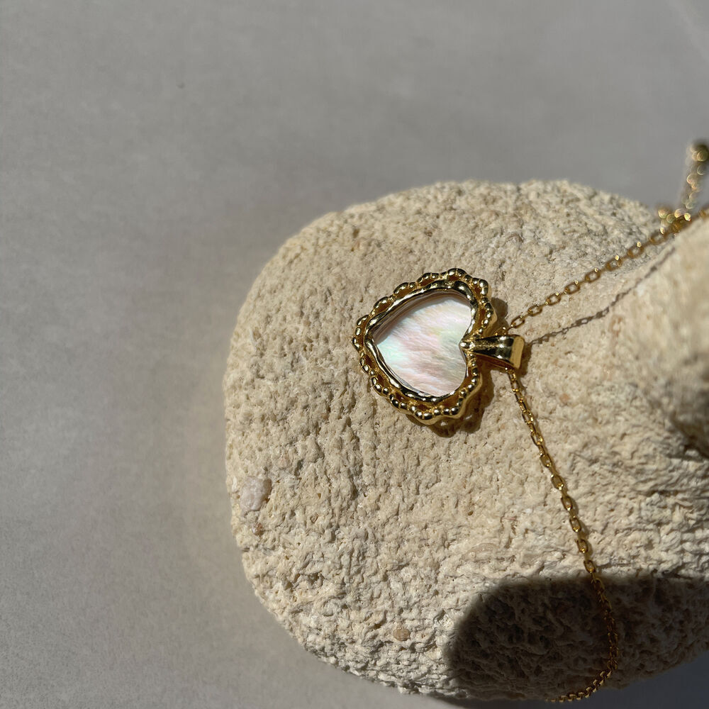 Culturesse Charme Mother of Pearl Heart Pendant Necklace (Gold Vermeil)