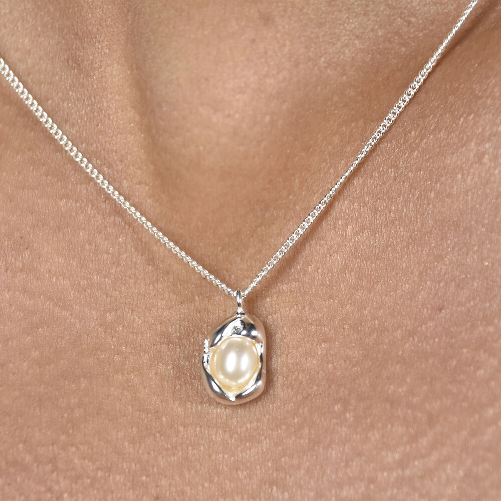 Culturesse Ziya Sculptural Pearl Pod Pendant Necklace (Silver)