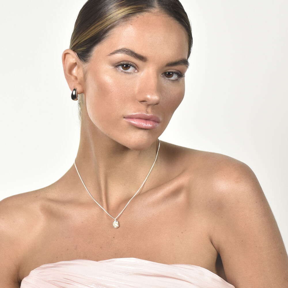Culturesse Ziya Sculptural Pearl Pod Pendant Necklace (Silver)