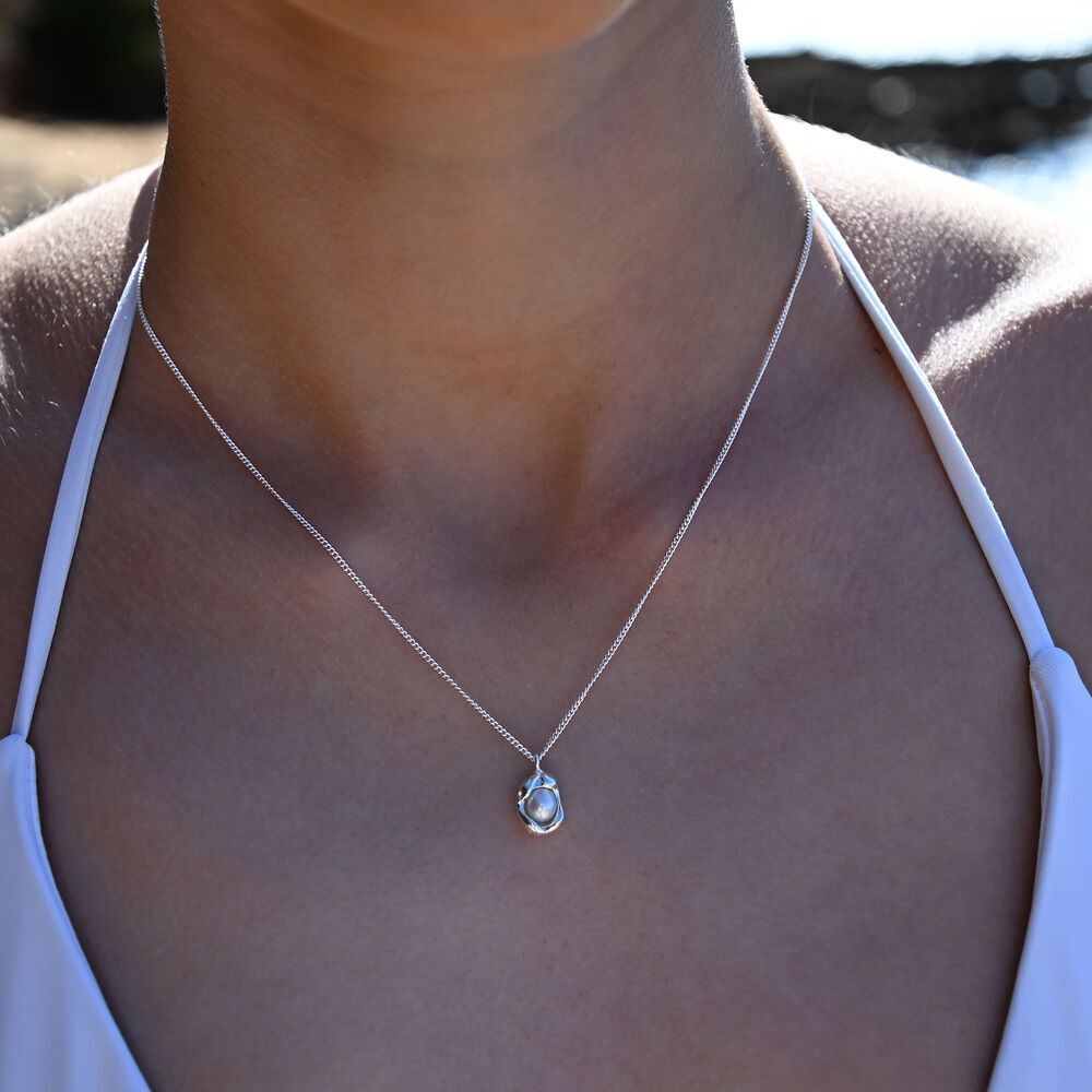 Culturesse Ziya Sculptural Pearl Pod Pendant Necklace (Silver)