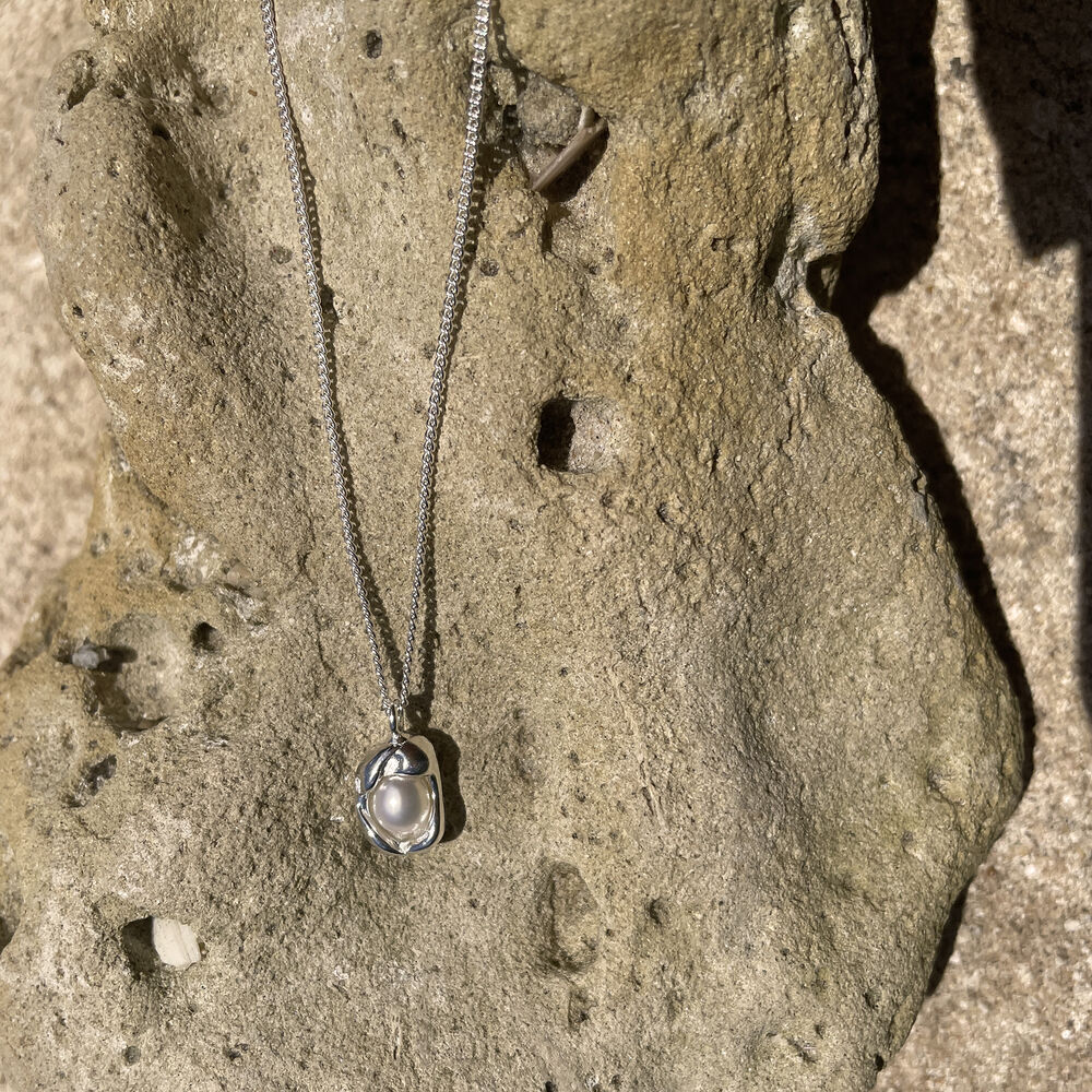 Culturesse Ziya Sculptural Pearl Pod Pendant Necklace (Silver)