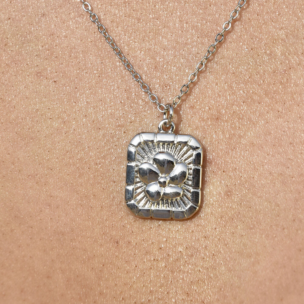 Culturesse Coretta Embossed Flower Pendant Necklace (Silver)