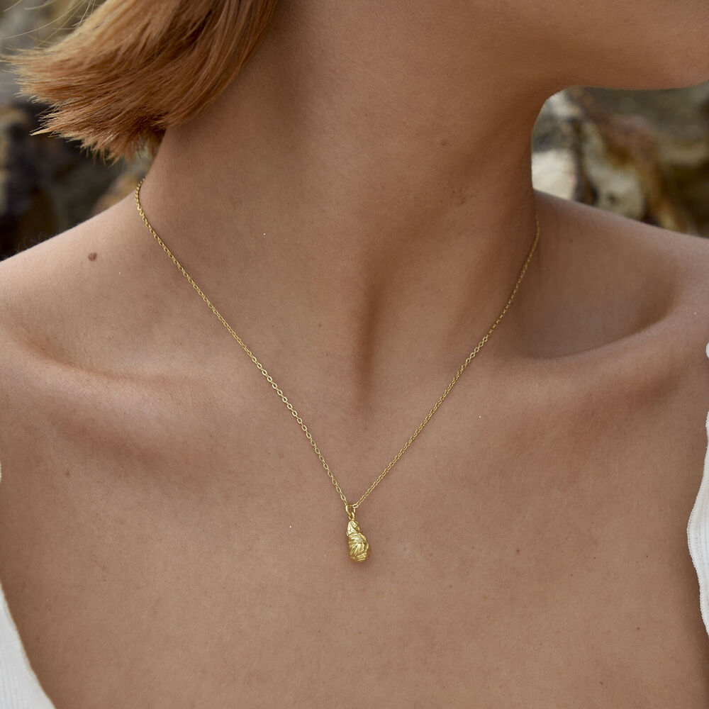Culturesse Louna Artisan Textured Drop Pendant Necklace (Gold)