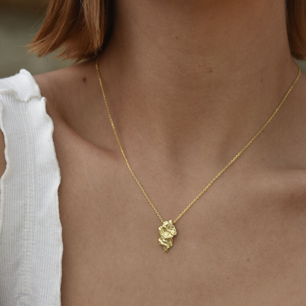 Culturesse Artemisa Artisan Sculptural Pendant Necklace (Gold)