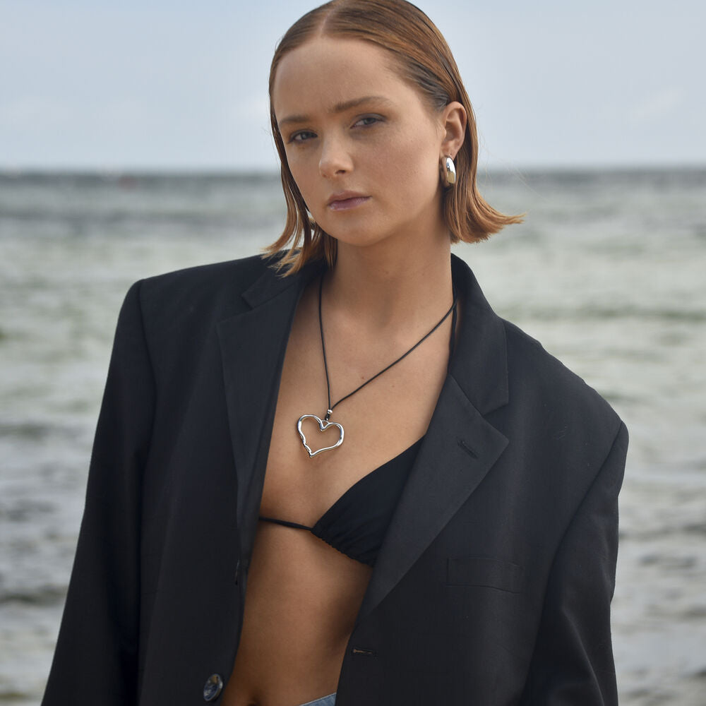 Culturesse Mason Sculptured Heart Pendant Necklace (Silver)