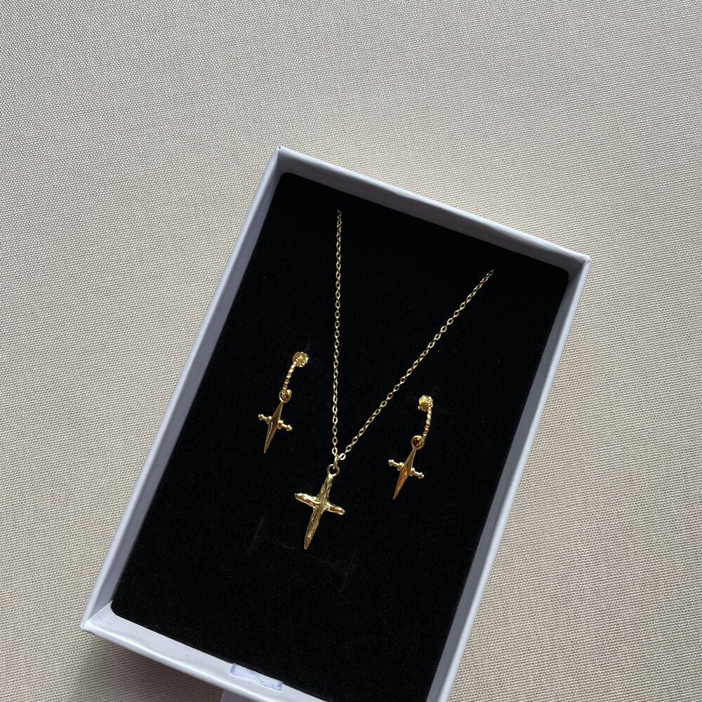Culturesse Faith Textured Cross Pendant Necklace (Gold)