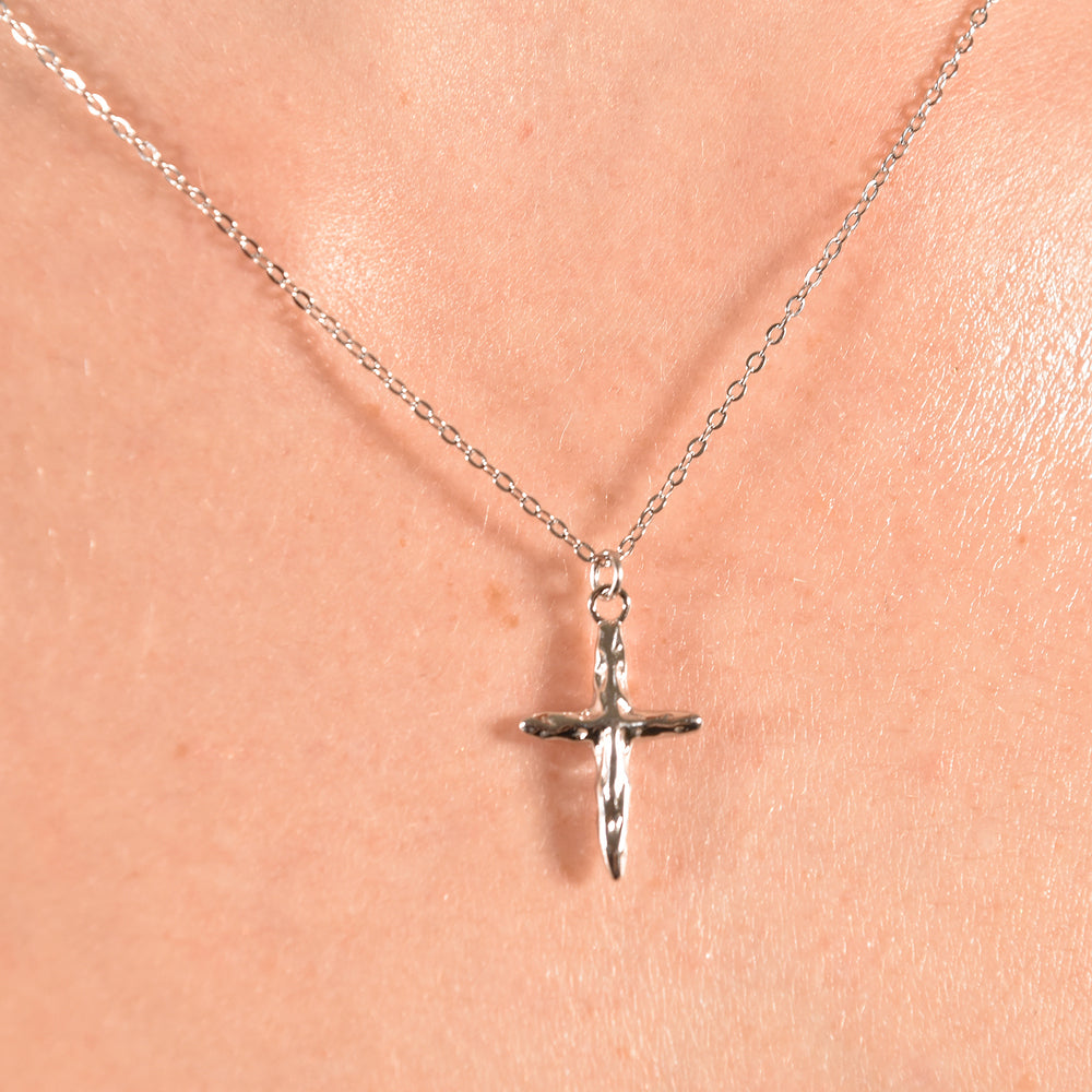 Culturesse Faith Textured Cross Pendant Necklace (Silver)