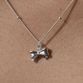 Culturesse Tilda Artisan Bow Tie Pendant Necklace (Silver)