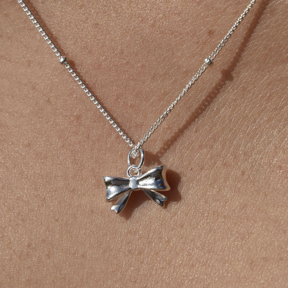 Culturesse Tilda Artisan Bow Tie Pendant Necklace (Silver)