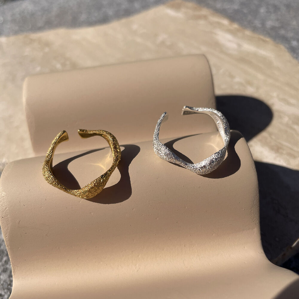 Culturesse Isaline Textured Wavy Open Ring (Gold)